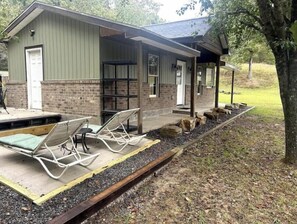 Terrace/patio - Yellowstone Theme Cabin at EFA (Rogersville)