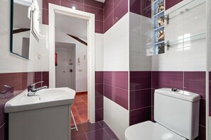 Douche, sèche-cheveux, serviettes fournies