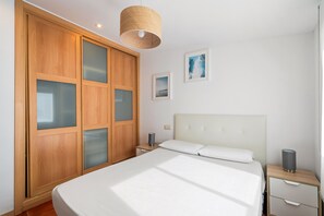 Iron/ironing board, free WiFi, bed sheets