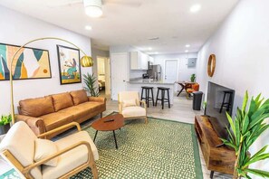 TV, offices - Trendy Home by Jet Skis, Parks & Art Hotspots (Sarasota)