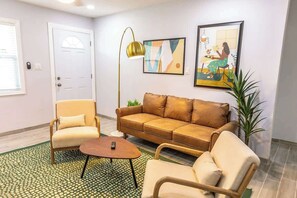 TV, offices - Trendy Home by Jet Skis, Parks & Art Hotspots (Sarasota)