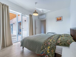 4 habitaciones, muebles diferentes y tabla de planchar con plancha