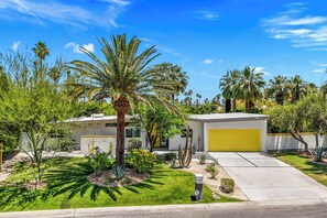 Property grounds - 'Good Vibrations' Midcentury glam with 3BR/3BA! (Palm Springs)