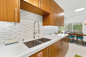 Kylskåp, mikrovågsugn, ugn och spishäll