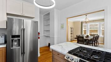 冷蔵庫、電子レンジ、オーブン、コンロ