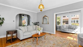 Una televisión, una chimenea