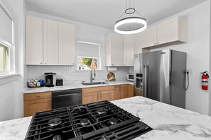 Frigorífic, microones, forn i placa de cuina 