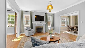 Televisión y chimenea