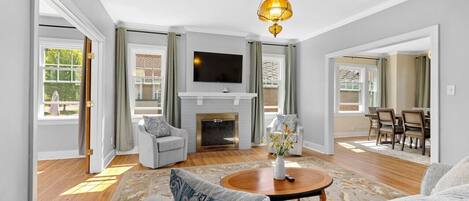 Televisión, chimenea