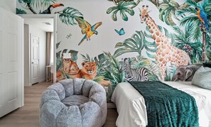 4 slaapkamers, een bureau, een strijkplank/strijkijzer, wifi