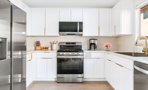 Een koelkast, een microgolfoven, een oven, een kookplaat