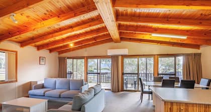 Kanangra Cottage - Spacious 3BR + Lakeside Views 5mins from shopping centre