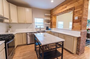 Private kitchen - Spacious 4-bedroom house in charming Oklahoma City with AC, WiFi (Oklahoma City)