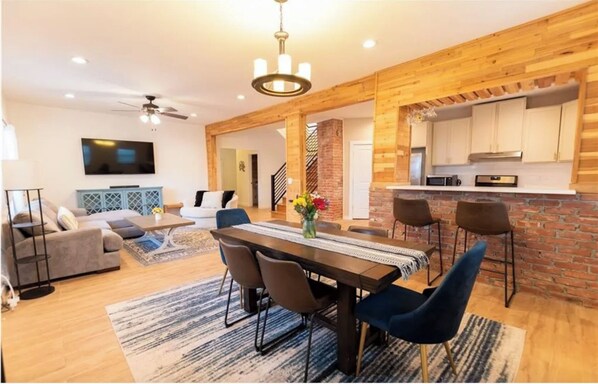 Dining - Spacious 4-bedroom house in charming Oklahoma City with AC, WiFi (Oklahoma City)