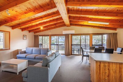 Blue Gum Cottage - Spacious 3BR + Lakeside Views 5 mins to main shopping area