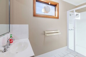 Regadera, toallas, papel de baño 