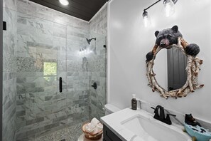 Douche, sèche-cheveux, serviettes fournies, papier toilette