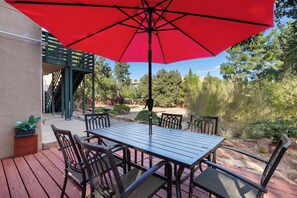 Outdoor dining - Walk to trails, views, spacious layout, pet-friendly, quiet location... (Sedona)