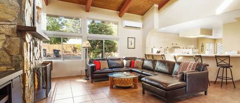 Téléviseur connecté, table de baby-foot, livres