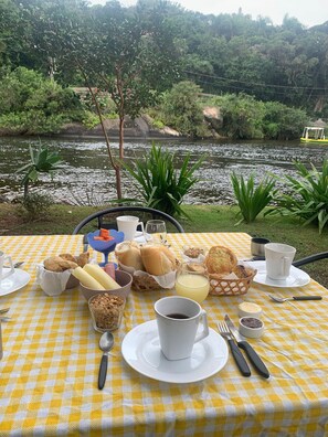 Outdoor dining - Quinta da Margem (Florianópolis)