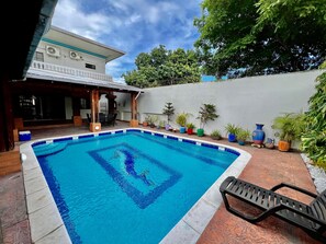 2 hồ bơi ngoài trời 