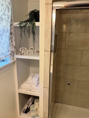 Dusche, Handtücher, Seife, Shampoo