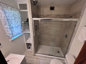 Douche, serviettes fournies, savon, shampooing
