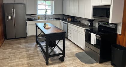 3-bedroom; 2 Bath with family room, living room in tranquil Columbia, MS