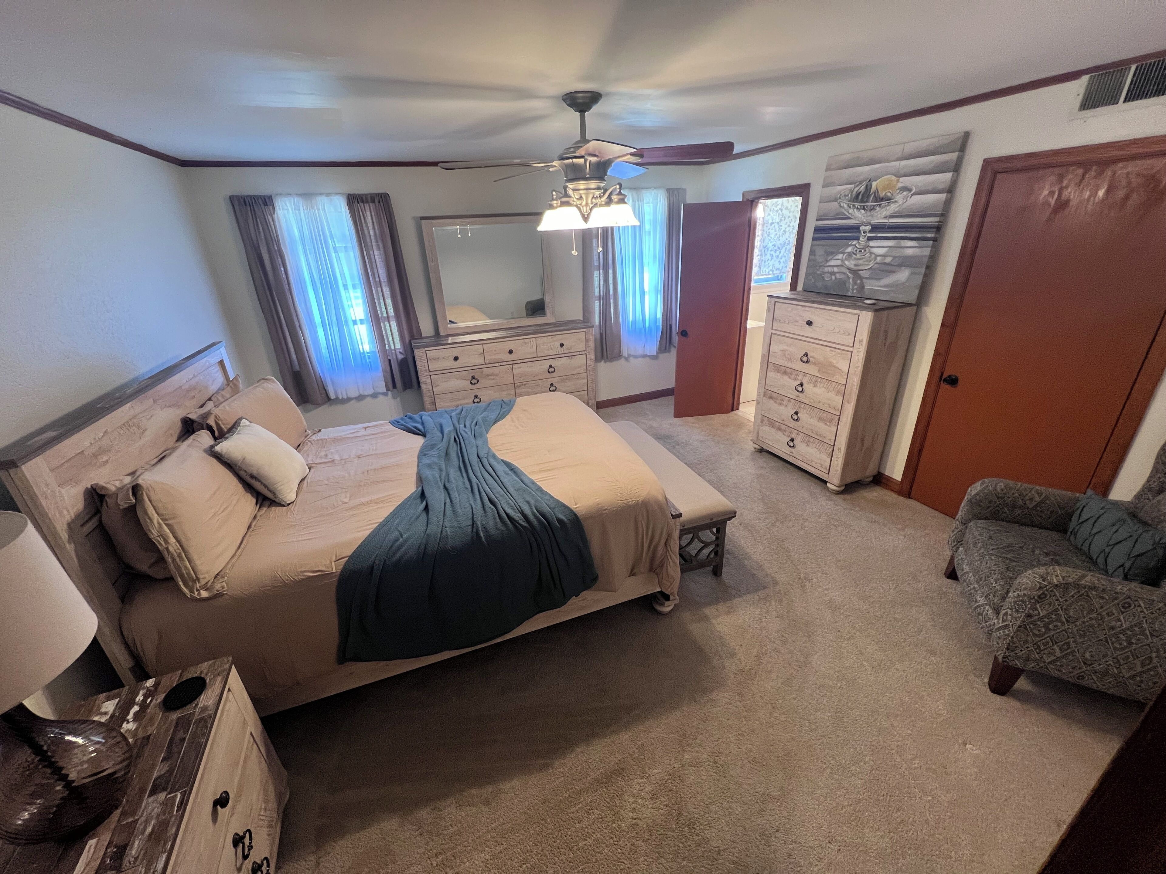 3 bedrooms, iron/ironing board, WiFi, bed sheets