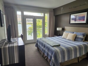 3 bedrooms, desk, iron/ironing board, free WiFi - AWESOME Okanagan Waterfront Vacation Rental! (Vernon)