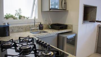 Private kitchen | Oven, cookware/dishes/utensils