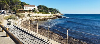 Fully equiped mobile home near the beach with shared pool and Air Conditioning