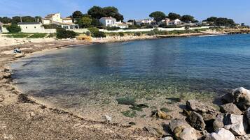 Una spiaggia nelle vicinanze
