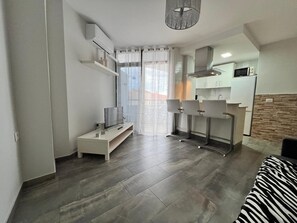 1 habitación, tabla de planchar con plancha, wifi gratis y ropa de cama 