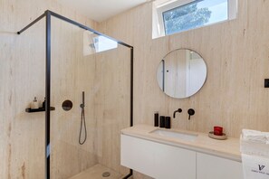 Dusche, Haartrockner, Handtücher