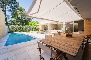 Outdoor dining - Holiday Home 'Viana Vista Villa' with Private Pool, Wi-Fi and Air Conditioning (Viana do Castelo)