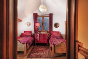4 bedrooms, iron/ironing board, free WiFi, bed sheets