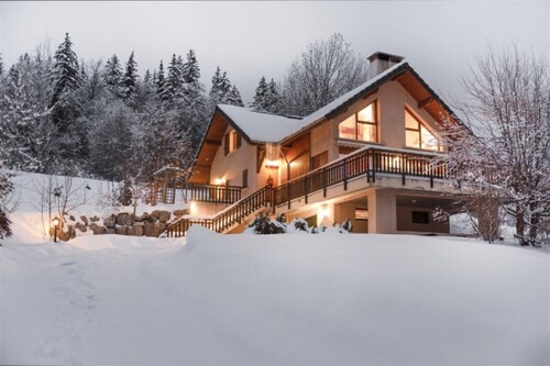 Chalet "L'Orée Du Bois" avec vue sur les montagnes, terrasse privée et Wi-Fi