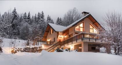 Chalet "L'Orée Du Bois" avec vue sur les montagnes, terrasse privée et Wi-Fi