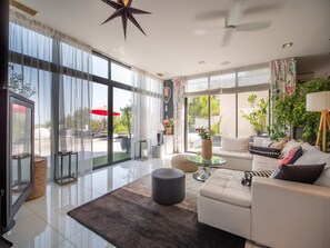 Fernseher, Kamin, Tischtennisplatte