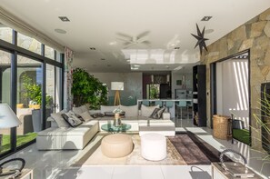 Tv, eldstad och ett bordtennisbord