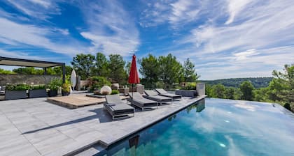 Villa Prestigieuse avec Spa, 2 Piscines, vue sur la mer, Wi-Fi et climatisation