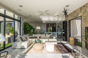 Tv, eldstad och ett bordtennisbord