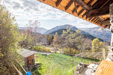Outdoor dining. Apartment 'Appartement 4pers' with Mountain View