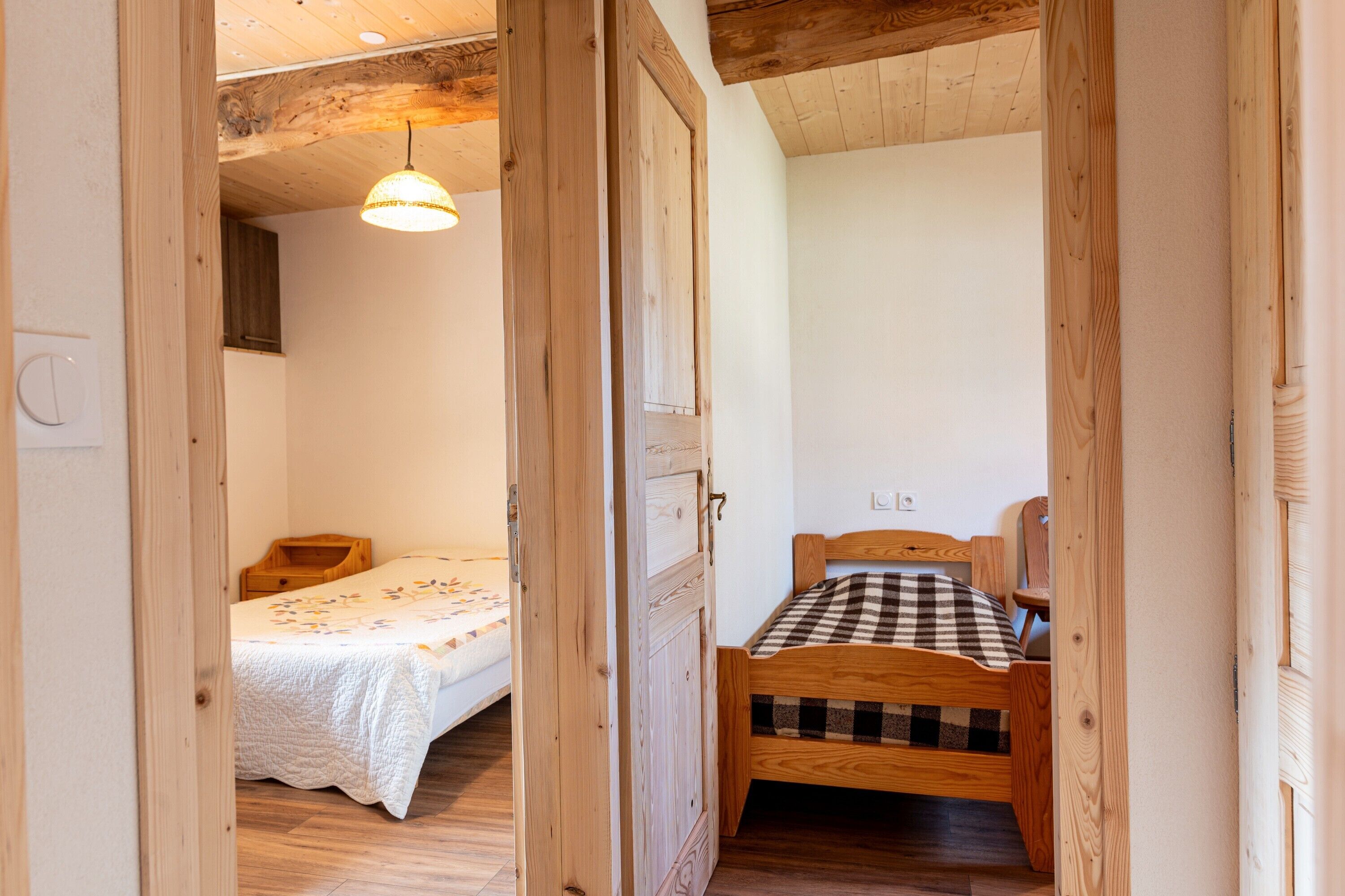 2 habitaciones y tabla de planchar con plancha 