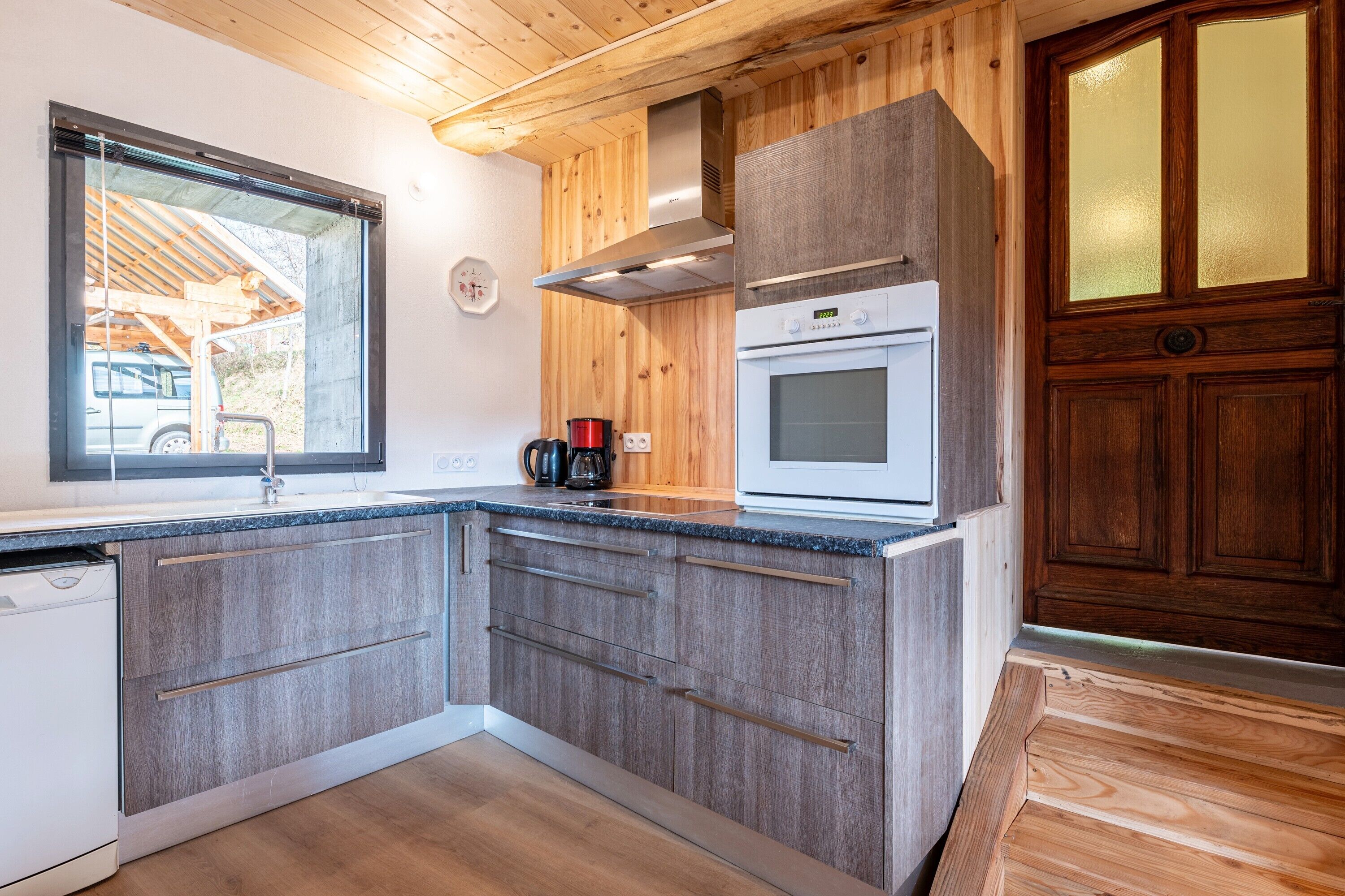 Een koelkast, een oven, een kookplaat, een vaatwasser