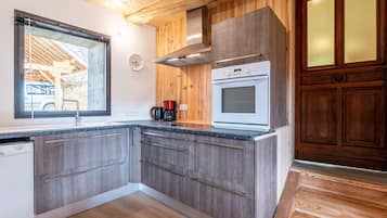 Een koelkast, een oven, een kookplaat, een vaatwasser