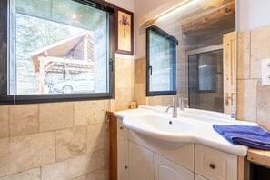 Regadera y secadora de cabello 