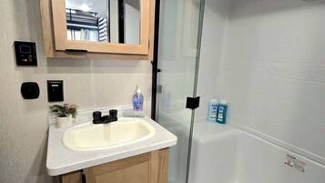 Douche, sèche-cheveux, serviettes fournies, savon