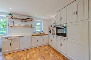 Kylskåp, mikrovågsugn, ugn och spishäll